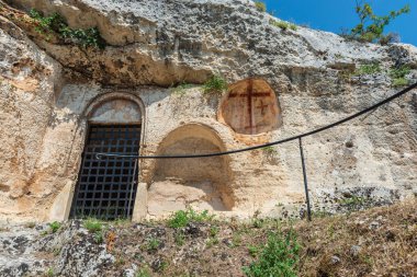 Massafra ve vadileri. Kayanın içine evler inşa edildi. Keşfedilmesi gereken bir Puglia. İtalya