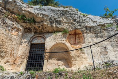 Massafra ve vadileri. Kayanın içine evler inşa edildi. Keşfedilmesi gereken bir Puglia. İtalya