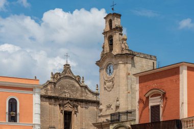 Güzel kilise, arka planda seyahat yeri