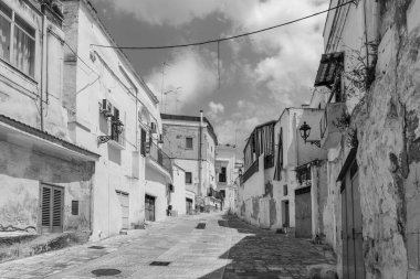 Massafra ve vadileri. Kayanın içine evler inşa edildi. Keşfedilmesi gereken bir Puglia. İtalya