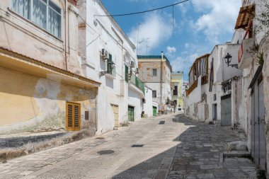 Massafra ve vadileri. Kayanın içine evler inşa edildi. Keşfedilmesi gereken bir Puglia. İtalya
