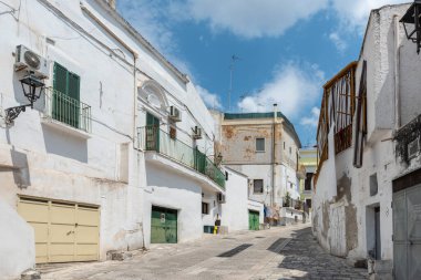 Massafra ve vadileri. Kayanın içine evler inşa edildi. Keşfedilmesi gereken bir Puglia. İtalya
