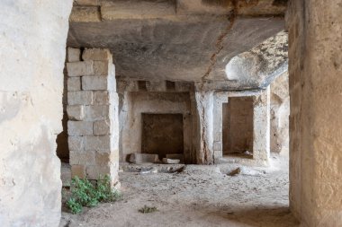 Massafra ve vadileri. Kayanın içine evler inşa edildi. Keşfedilmesi gereken bir Puglia. İtalya