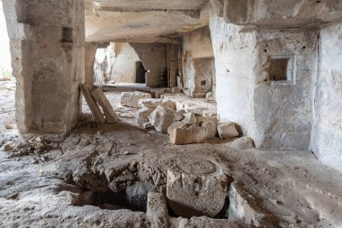 Massafra ve vadileri. Kayanın içine evler inşa edildi. Keşfedilmesi gereken bir Puglia. İtalya