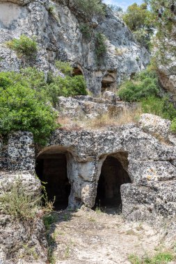 Dağlardaki kayalık dağ manzarası
