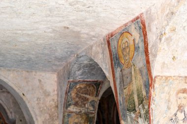 Güzel eski kilise, arka planda seyahat yeri