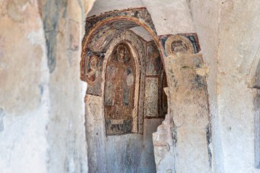 Güzel eski kilise, arka planda seyahat yeri