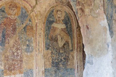Güzel eski kilise, arka planda seyahat yeri