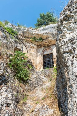 Güzel eski kilise, arka planda seyahat yeri