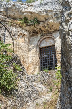 Güzel eski kilise, arka planda seyahat yeri