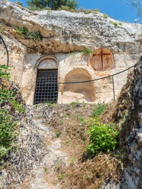 Güzel eski kilise, arka planda seyahat yeri