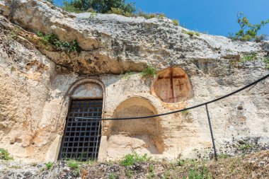 Güzel eski kilise, arka planda seyahat yeri