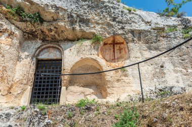 Güzel eski kilise, arka planda seyahat yeri