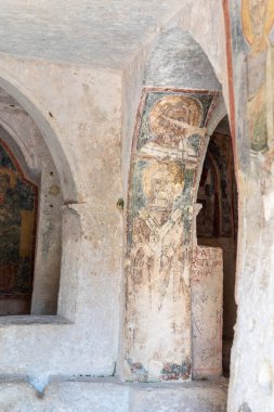Güzel eski kilise, arka planda seyahat yeri