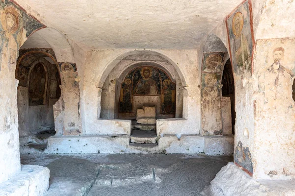 Massafra ve vadileri. Kayanın içine evler inşa edildi. Keşfedilmesi gereken bir Puglia. İtalya