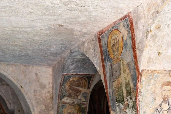 Massafra ve vadileri. Kayanın içine evler inşa edildi. Keşfedilmesi gereken bir Puglia. İtalya