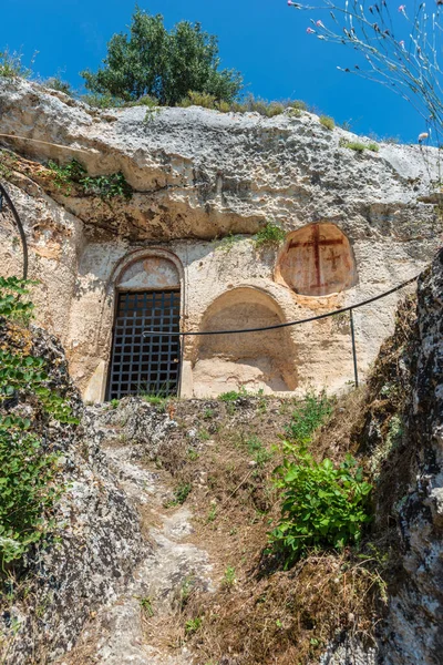 Massafra ve vadileri. Kayanın içine evler inşa edildi. Keşfedilmesi gereken bir Puglia. İtalya