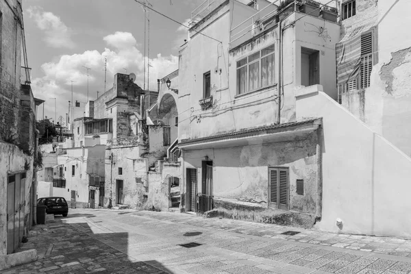 Massafra ve vadileri. Kayanın içine evler inşa edildi. Keşfedilmesi gereken bir Puglia. İtalya