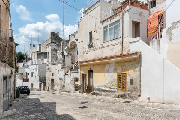 Massafra ve vadileri. Kayanın içine evler inşa edildi. Keşfedilmesi gereken bir Puglia. İtalya