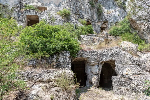 Dağlardaki kayalık dağ manzarası