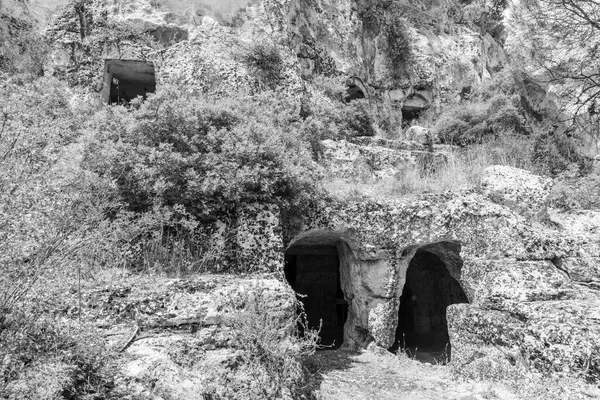 Dağlardaki kayalık dağ manzarası