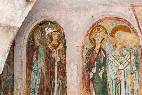 Güzel eski kilise, arka planda seyahat yeri