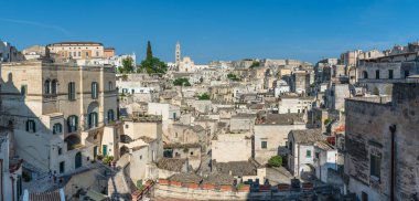 Matera 'lı Sassi. Sasso Barisano gün batımında. Mağara evlerinin büyüsü. UNESCO Dünya Mirası Alanı.