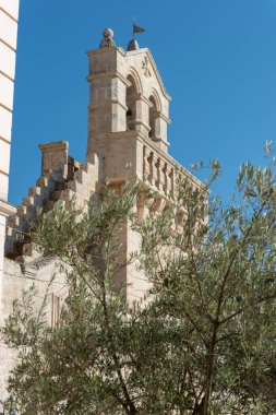 Matera 'lı Sassi. Sasso Barisano gün batımında. Mağara evlerinin büyüsü. UNESCO Dünya Mirası Alanı.