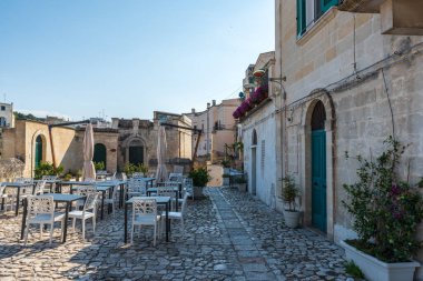 Matera 'lı Sassi. Sasso Barisano gün batımında. Mağara evlerinin büyüsü. UNESCO Dünya Mirası Alanı.