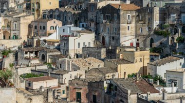 Matera 'lı Sassi. Sasso Barisano gün batımında. Mağara evlerinin büyüsü. UNESCO Dünya Mirası Alanı.