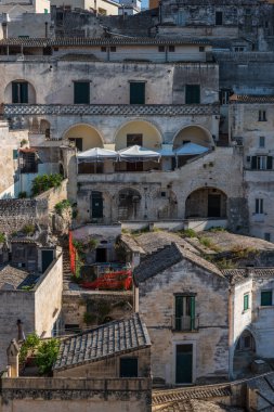 Matera 'lı Sassi. Sasso Barisano gün batımında. Mağara evlerinin büyüsü. UNESCO Dünya Mirası Alanı.