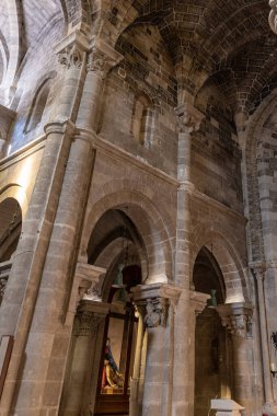 Matera 'lı Sassi. Sasso Barisano gün batımında. Mağara evlerinin büyüsü. UNESCO Dünya Mirası Alanı.