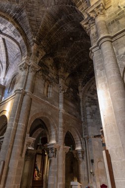 Matera 'lı Sassi. Sasso Barisano gün batımında. Mağara evlerinin büyüsü. UNESCO Dünya Mirası Alanı.