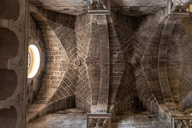 Matera 'lı Sassi. Sasso Barisano gün batımında. Mağara evlerinin büyüsü. UNESCO Dünya Mirası Alanı.