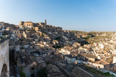 Matera 'lı Sassi. Sasso Barisano gün batımında. Mağara evlerinin büyüsü. UNESCO Dünya Mirası Alanı.