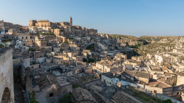 Matera 'lı Sassi. Sasso Barisano gün batımında. Mağara evlerinin büyüsü. UNESCO Dünya Mirası Alanı.