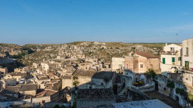 Matera 'lı Sassi. Sasso Barisano gün batımında. Mağara evlerinin büyüsü. UNESCO Dünya Mirası Alanı.