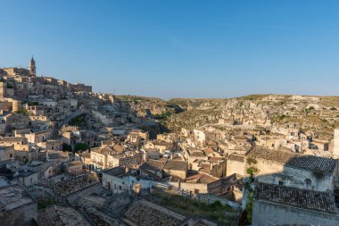 Matera 'lı Sassi. Sasso Barisano gün batımında. Mağara evlerinin büyüsü. UNESCO Dünya Mirası Alanı.