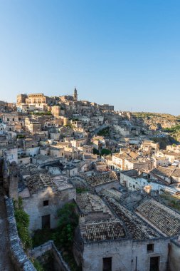 Matera 'lı Sassi. Sasso Barisano gün batımında. Mağara evlerinin büyüsü. UNESCO Dünya Mirası Alanı.