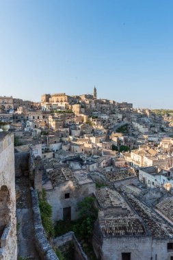 Matera 'lı Sassi. Sasso Barisano gün batımında. Mağara evlerinin büyüsü. UNESCO Dünya Mirası Alanı.