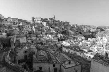 Matera 'lı Sassi. Sasso Barisano gün batımında. Mağara evlerinin büyüsü. UNESCO Dünya Mirası Alanı.
