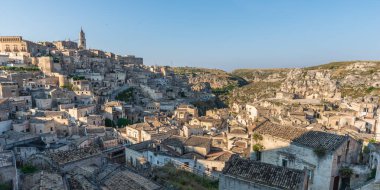 Matera 'lı Sassi. Sasso Barisano gün batımında. Mağara evlerinin büyüsü. UNESCO Dünya Mirası Alanı.