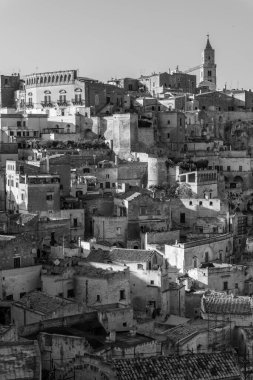 Matera 'lı Sassi. Sasso Barisano gün batımında. Mağara evlerinin büyüsü. UNESCO Dünya Mirası Alanı.