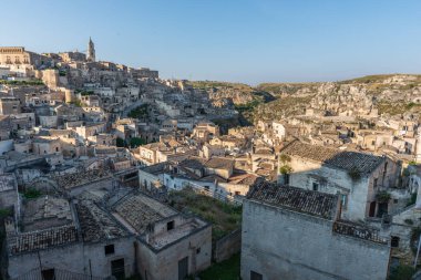 Matera 'lı Sassi. Sasso Barisano gün batımında. Mağara evlerinin büyüsü. UNESCO Dünya Mirası Alanı.