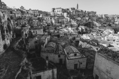 Matera 'lı Sassi. Sasso Barisano gün batımında. Mağara evlerinin büyüsü. UNESCO Dünya Mirası Alanı.