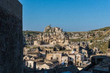 Matera 'lı Sassi. Sasso Barisano gün batımında. Mağara evlerinin büyüsü. UNESCO Dünya Mirası Alanı.