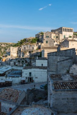 Matera 'lı Sassi. Sasso Barisano gün batımında. Mağara evlerinin büyüsü. UNESCO Dünya Mirası Alanı.