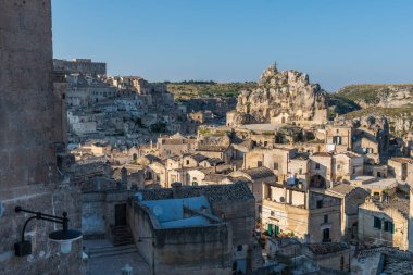 Matera 'lı Sassi. Sasso Barisano gün batımında. Mağara evlerinin büyüsü. UNESCO Dünya Mirası Alanı.