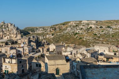 Matera 'lı Sassi. Sasso Barisano gün batımında. Mağara evlerinin büyüsü. UNESCO Dünya Mirası Alanı.