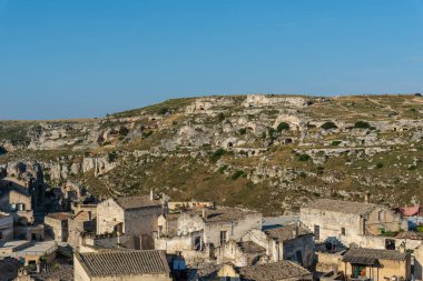 Matera 'lı Sassi. Sasso Barisano gün batımında. Mağara evlerinin büyüsü. UNESCO Dünya Mirası Alanı.